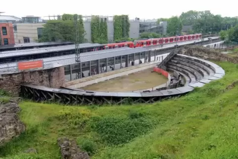 Spuren der Römer finden sich an vielen Stellen in Mainz. Hier das Römische Theater am gleichnamigen Bahnhof.  Foto: dpa