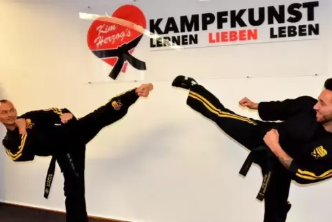 Der mehrfache Kickbox-Weltmeister Kim Herzog (links) hat in Waldfischbach-Burgalben eine weitere Kampfkunstschule eröffnet. Kevi