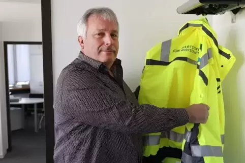 Von seinem Zimmer im obersten Stock des Kreishauses blickt er auf die Rietburg und das Annagut. Wenn Rolf Mäckel raus auf die De