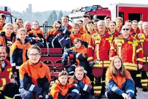 Altes Gerät, neue Fahrzeuge: Fürs Foto hat die Wachenheimer Feuerwehr auch ein altes Schätzchen ausgekramt.