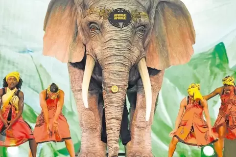 Der afrikanische Elefant Wombi wurde von dem amerikanischen Marionettendesigner Michael Curry in Portland erschaffen.