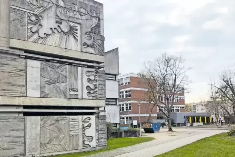 Betonrelief am Europa-Gymnasium.