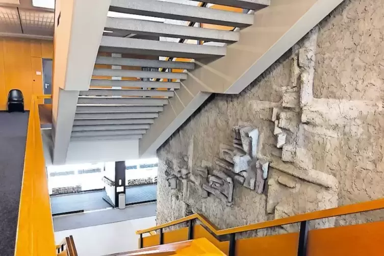 Ein weiterer Kandidat f&uuml;r den Denkmalschutz: Das W&ouml;rther Rathaus, hier das Betonrelief im Treppenhaus.