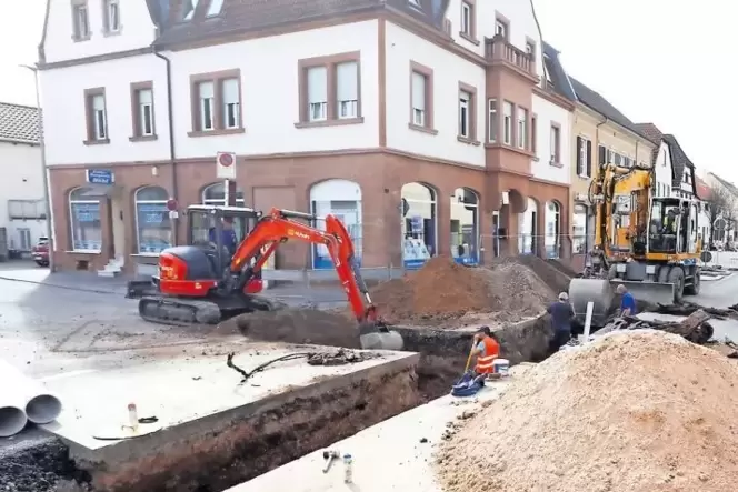 Die Ortsdurchfahrt Bellheim ist gesperrt, die Umleitungsstrecke ist vielen Bürgern zu lang – und hat selbst Baustellen. Die Ortsdurchfahrt Bellheim ist gesperrt, die Umleitungsstrecke ist vielen Bürgern zu lang – und hat selbst Baustellen.