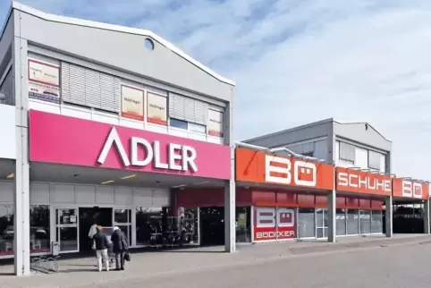 In Neustadt Nachbarn: Mode-Adler und Schuhe-Bödeker.