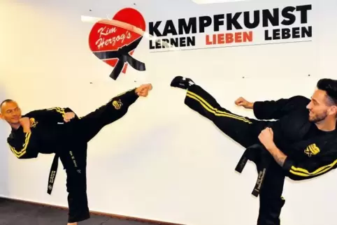 Weiß sich zu behaupten: Der mehrfache Kickbox-Weltmeister Kim Herzog (links) hat in Waldfischbach-Burgalben eine weitere Kampfku