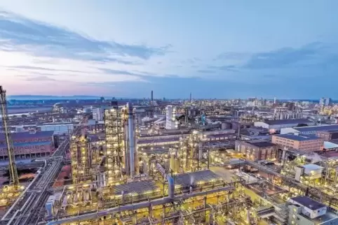 Mit der neuen Strategie der Dezentralisierung werden weltweit 20.000 BASF-Mitarbeiter – davon 10.000 im Stammwerk (unser Bild) –