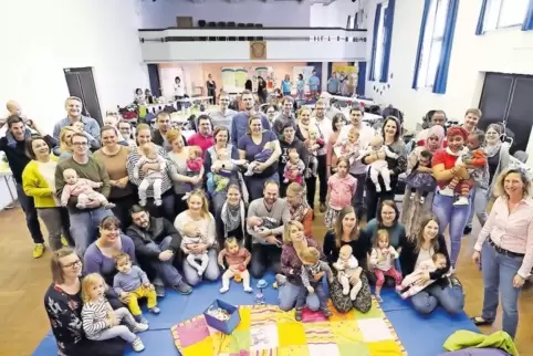Gut gelaunt: Beigeordnete Claudia Klein (rechts) und die jungen Waldseer Familien.