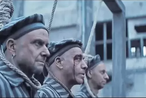 Rammstein in KZ-Häftlingskleidung am Galgen: Ausschnitt aus dem Werbevideo.