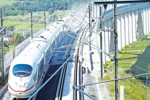 Dank der neuen Hochgeschwindigkeitsstrecke durch den Thüringer Wald hat sich die ICE-Fahrzeit zwischen München und Berlin um run