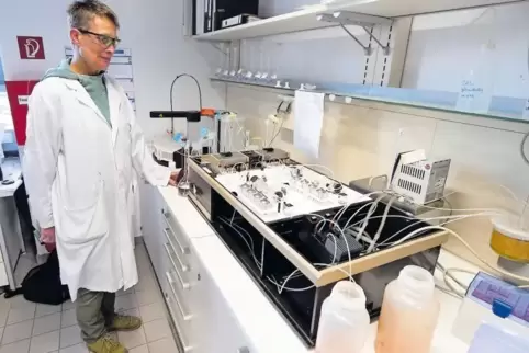 Im Lufa-Labor in Speyer: Die Biologisch-technische Assistentin (BTA) Margret Prill bestimmt die Ammonium-Konzentrationen in Düng