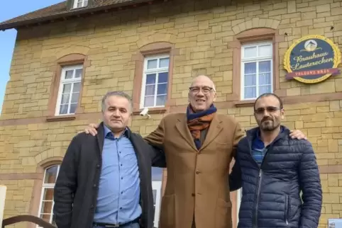 Halil Göcer (links) ist der neue Eigentümer des Brauhauses. Mit seiner Familie wird er die Gaststätte wieder betreiben (rechts s