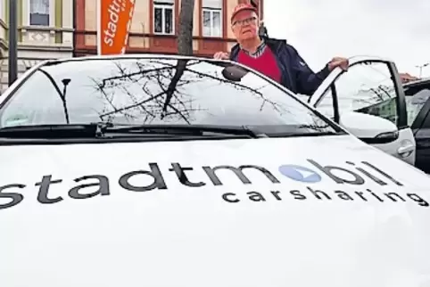 Klaus Herrmann steigt in den Toyota.