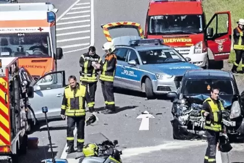 Neben der Polizei waren auch Feuerwehr und Rettungsdienst im Einsatz.