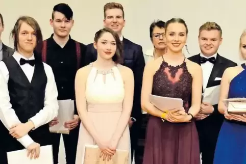 Die preisgekrönten Abiturienten der Integrierten Gesamtschule Waldfischbach-Burgalben: (von links) Jonas Schäfer, Jan Schröder, 