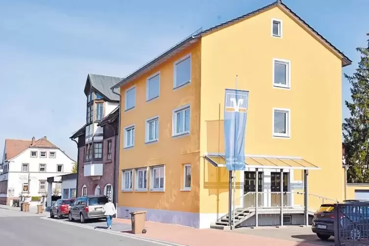 Einst Sitz der Raiffeisenbank Otterbach: Das Geb&auml;ude gegen&uuml;ber des Bahnhofs beherbergt jetzt das Beratungszentrum.