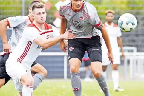Option für die Startelf: Yannick Filipovic, der lange Innenverteidiger des FCK II, hier im Zweikampf mit Lukas Latz vom FV Dieff