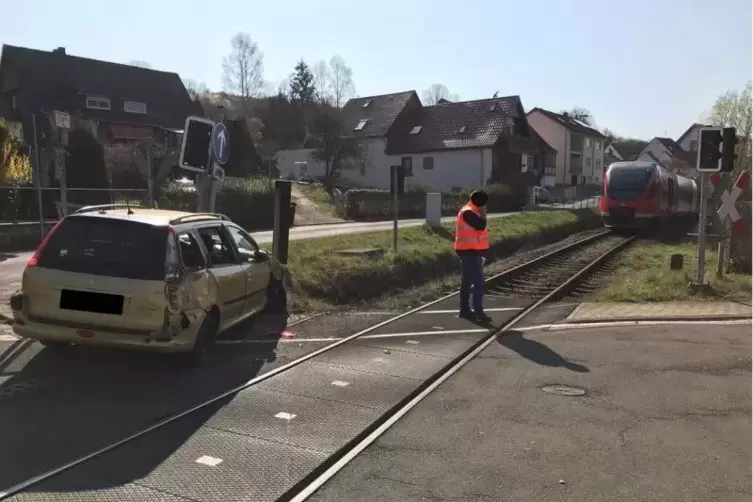 Der Unfall ereignete sich am Bahnübergang in der Straße „In Immetshausen“.  Foto: Polizei 