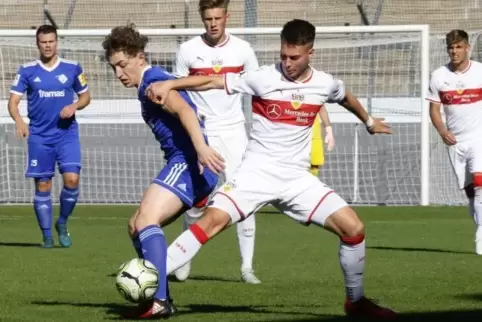 Stark verbessert: der FK Pirmasens (blaue Spielkleidung), hier beim Spiel beim VfB Stuttgart II.  Farchivoto: imago