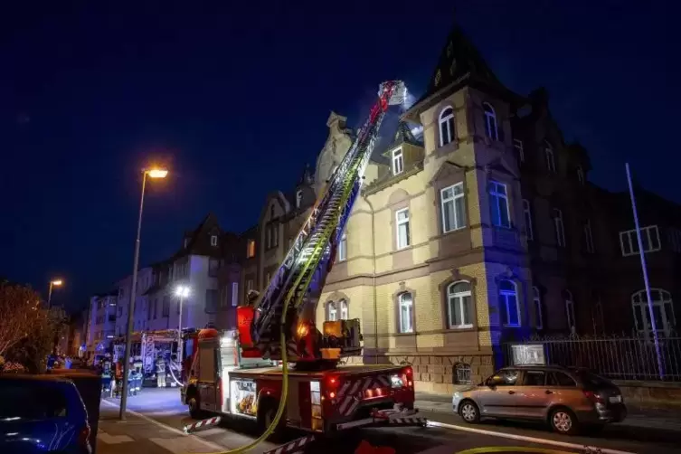 Ein Großaufgebot der Feuerwehr löschte den Brand im Institut für pfälzische Geschichte und Volkskunde in Kaiserslautern.  Foto: 