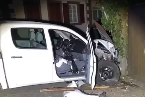 Die Trunkenheitsfahrt endet an einer Betonmauer. Foto: Polizei