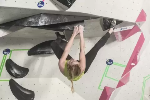 Der entscheidende dritte Boulder: Die für Zweibrücken startende Elisa van der Wel schafft den schweren Start aus dem Dach auf An