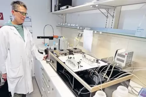 Im Lufa-Labor in Speyer: Die biologisch-technische Assistentin (BTA) Margret Prill bestimmt die Ammonium-Konzentrationen in Düng