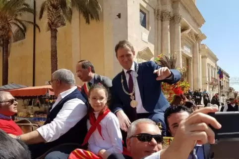 Bei einem Umzug zu Ehren des Heiligen San Giuseppe saß der Frankenthaler Oberbürgermeister Martin Hebich neben Amtskollege Giuse