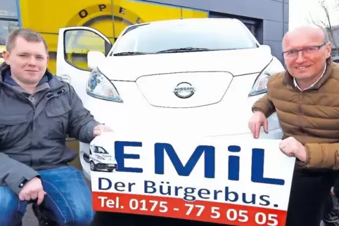 Matthias Mahl (rechts), der Vorsitzende des Bürgerbusvereins Hütschenhausen, und Sven Wiecorek, der Gewinner des Namenswettbewer
