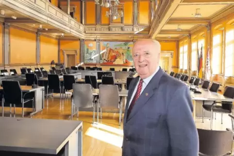 Hat hier viele Stunden seines Lebens verbracht: Manfred Mussotter im Ratssaal im Historischen Rathaus.