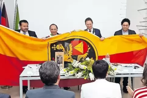 Gastgeschenk: OB Martin Hebich (vierter von links) überreicht Amtskollege Giuseppe Incatasciato (links daneben) beim offiziellen