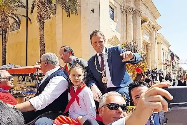Geschm&uuml;ckte Kutschen: Beim Umzug zum Fest San Giuseppe f&auml;hrt OB Hebich mit Amtskollege Incatasciato.
