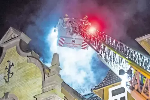 Von der Drehleiter aus bekämpfte die Feuerwehr den Brand im Dachstuhl.