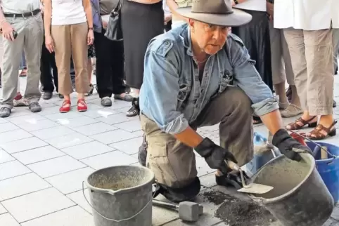 Gunter Demnig bei der zweiten Stolperstein-Aktion 2014 in Grünstadt