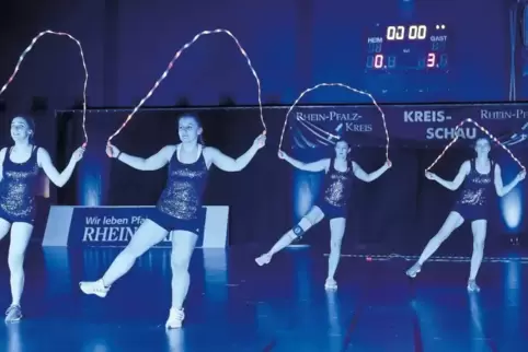 Die „Rope Skipperinnen“, also Seilspringerinnen, der Turnerschaft Germersheim. Mit ihren leuchtenden Seilen schafften sie eine b