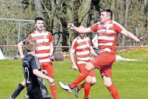 Unglückliches Eigentor! Betim Popaj (rechts) vom Hilster SV will vor David Woischnik von der SG Heltersberg/Geiselberg klären, k