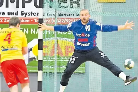 SV 64-Torwart Julien Santarini (rechts) war bei Siebenmetern am Samstag nicht zu überwinden, auch nicht von Eckbachtals Michael 