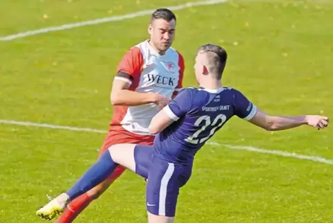 Voller Einsatz: Marcel Kolb (links, rot-weißes Trikot) vom VfR Hundheim-Offenbach/Hinzweiler und Daniel Hillmer vom SV Ulmet.