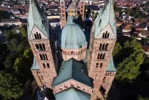 Ein Bild aus Zeiten ohne Gerüst: Der Vierungsturm am Speyerer Dom wird demnächst saniert.  Foto: Lenz 
