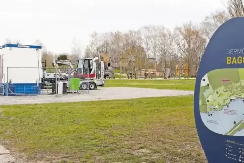 Die bisherigen Container werden abgebaut und durch hochwertige Toiletten ersetzt. Zudem wird von der Stadt der Platzbereich derz