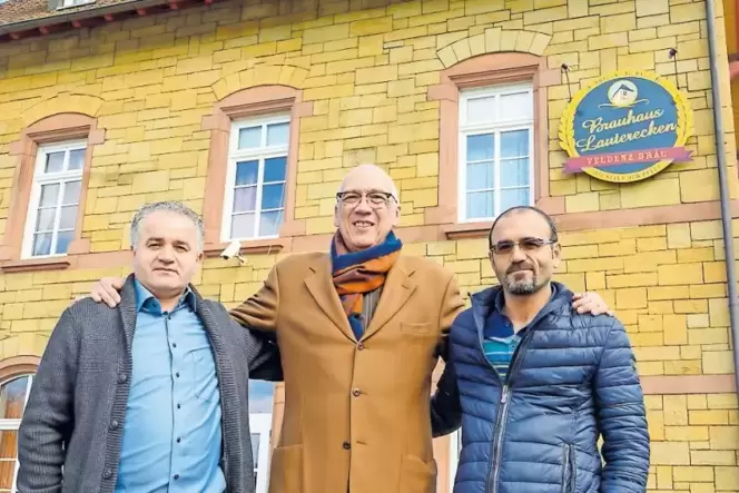 Der neue Eigentümer Halil Göcer, Carl Plathner als Vertreter des früheren Eigentümers Inuko, und Halil Göcers Bruder Medet (von Der neue Eigentümer Halil Göcer, Carl Plathner als Vertreter des früheren Eigentümers Inuko, und Halil Göcers Bruder Medet (von