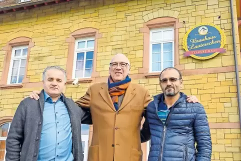 Der neue Eigentümer Halil Göcer, Carl Plathner als Vertreter des früheren Eigentümers Inuko, und Halil Göcers Bruder Medet (von 