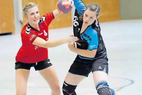 Kampfstark und ebenso torgefährlich: HR-Spielertrainerin Sina Graf (rechts), die beim 25:23-Erfolg in Neuhofen allein 16 Treffer