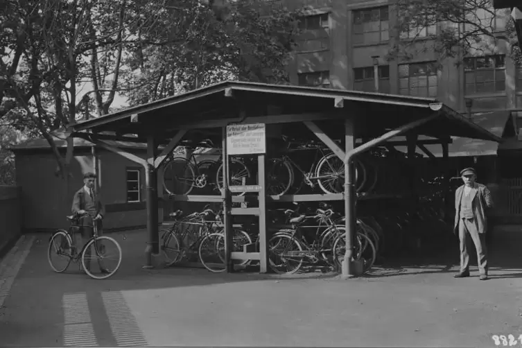 Seit Jahrzehnten wird in der Anilin geradelt. Das Bild ist von 1925.