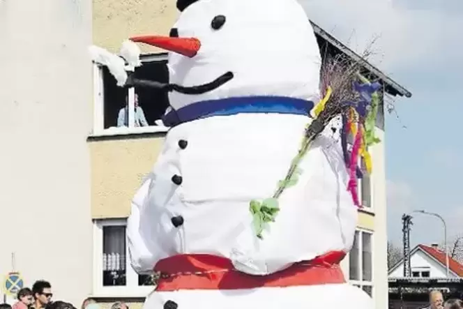 Der Schneemann geriet kurz in Schieflage, hatte gegen das Feuerzeug aber keine Chance. Der Schneemann geriet kurz in Schieflage, hatte gegen das Feuerzeug aber keine Chance.