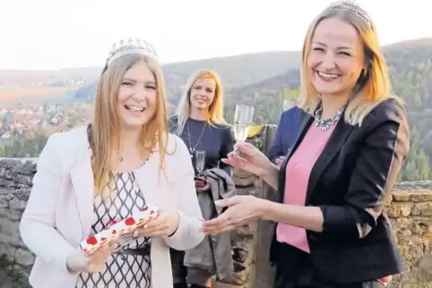 Sektempfang mit Aussicht: die 69. Weingräfin des Leiningerlandes, Julia Denig, mit der Pfälzischen Weinprinzessin Anna-Lena Müse