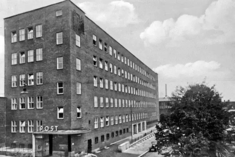 Darüber, wie das Gebäude aussehen sollte, gab es in Kaiserslautern einen großen Streit: Das Postkartenfoto aus dem Jahr 1933/193