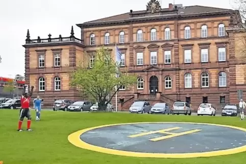 Polizeilich gefälscht: Fotomontage mit Landeplatz vor dem Präsidium in Kaiserslautern.