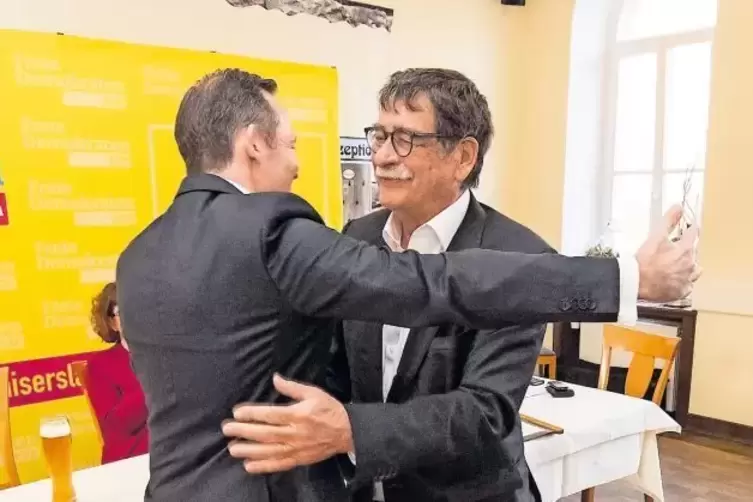 Herzliche Umarmung: Der FDP-Landesvorsitzende Volker Wissing gratuliert Werner Kuhn (rechts) zum Ehrenvorsitz des FDP-Kreisverba