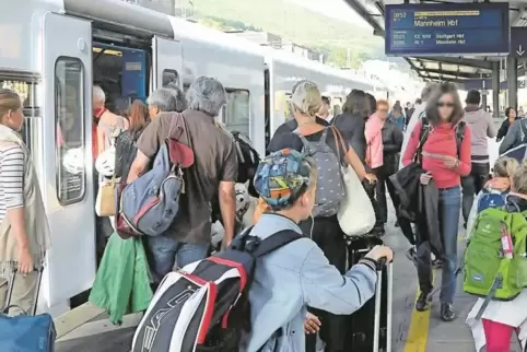 Neustadt_Hauptbahnhof_Regional_Express_07_2017_LM.jpg